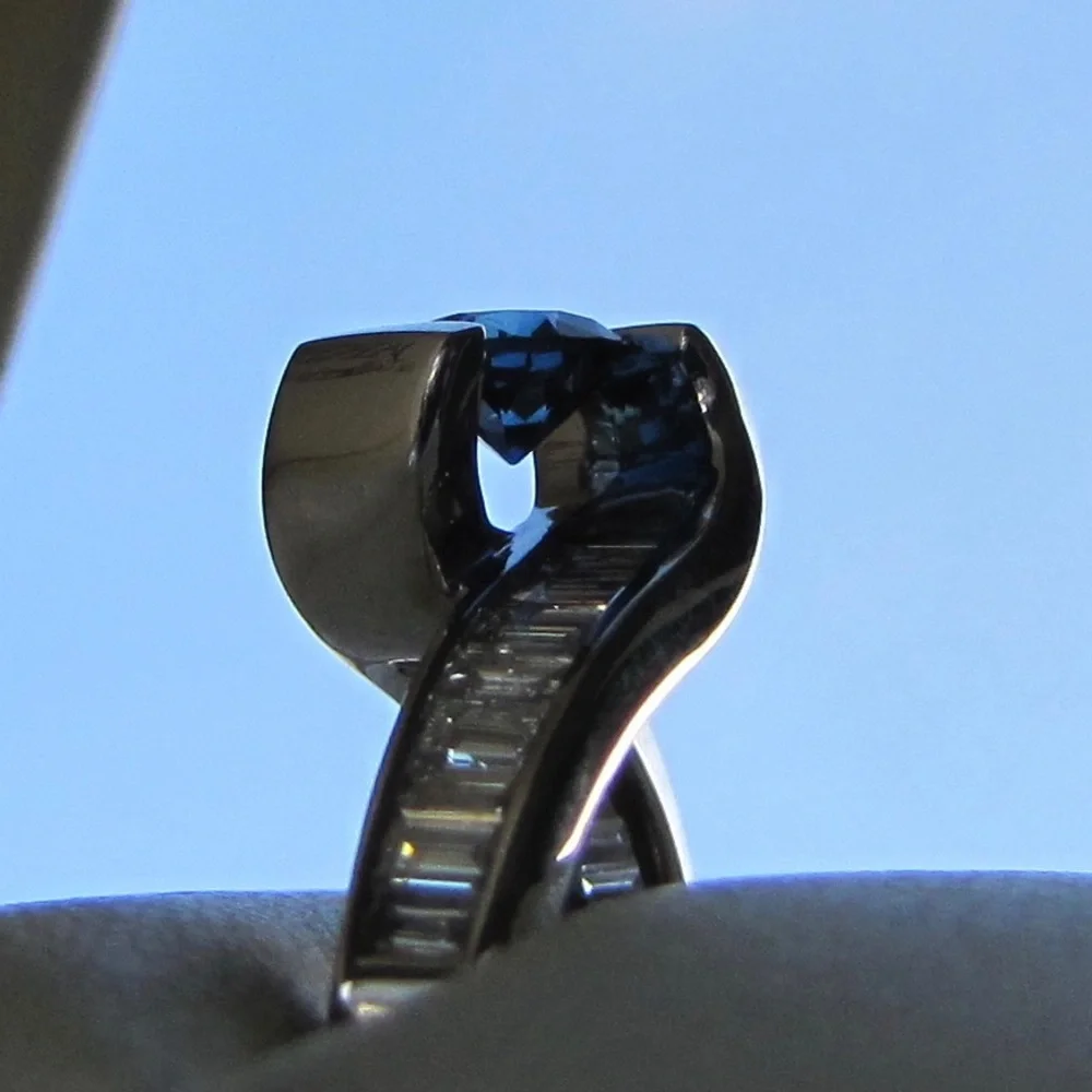 Blue sapphire and diamond baguettes ring - Picture 4 of 7